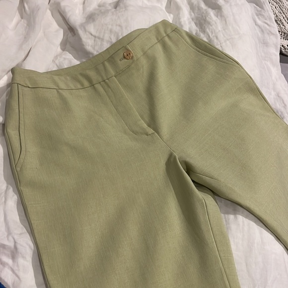 The color is a lighter, less harsh green in person. - Picture 2 of 3